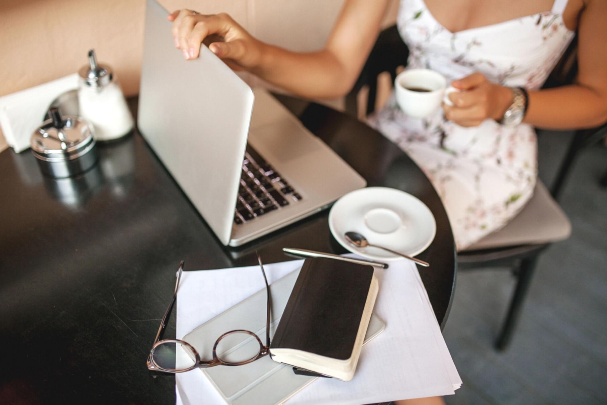 Verschiedene Geräte zeigen die Yorvaxaris-Plattform